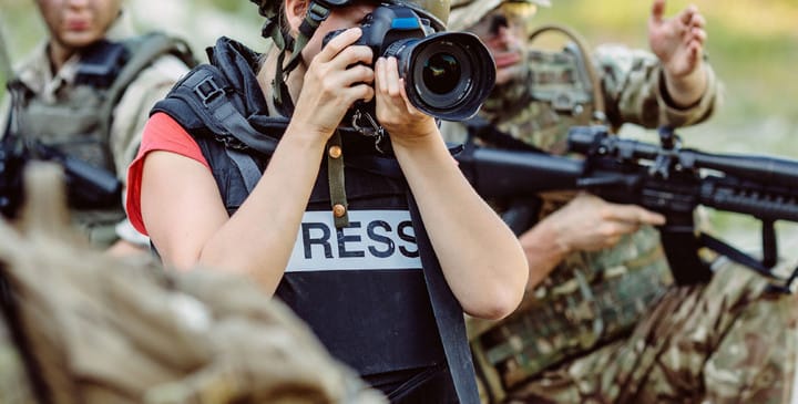 āϏāĻžāĻāĻŦāĻžāĻĻāĻŋāĻ āύāĻŋāϰā§āϝāĻžāϤāύ (Torture of Journalists)